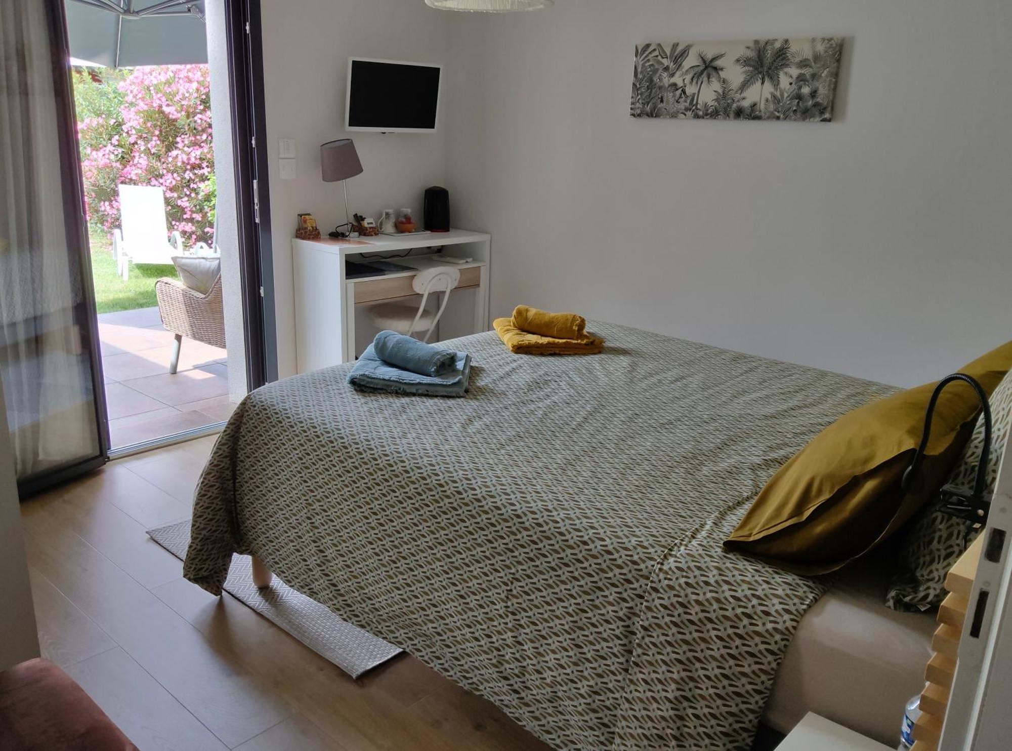 Du Cote De Chez Paule, Chambre Avec Entree Independante Et Salle D'Eau Privative Séméac Buitenkant foto