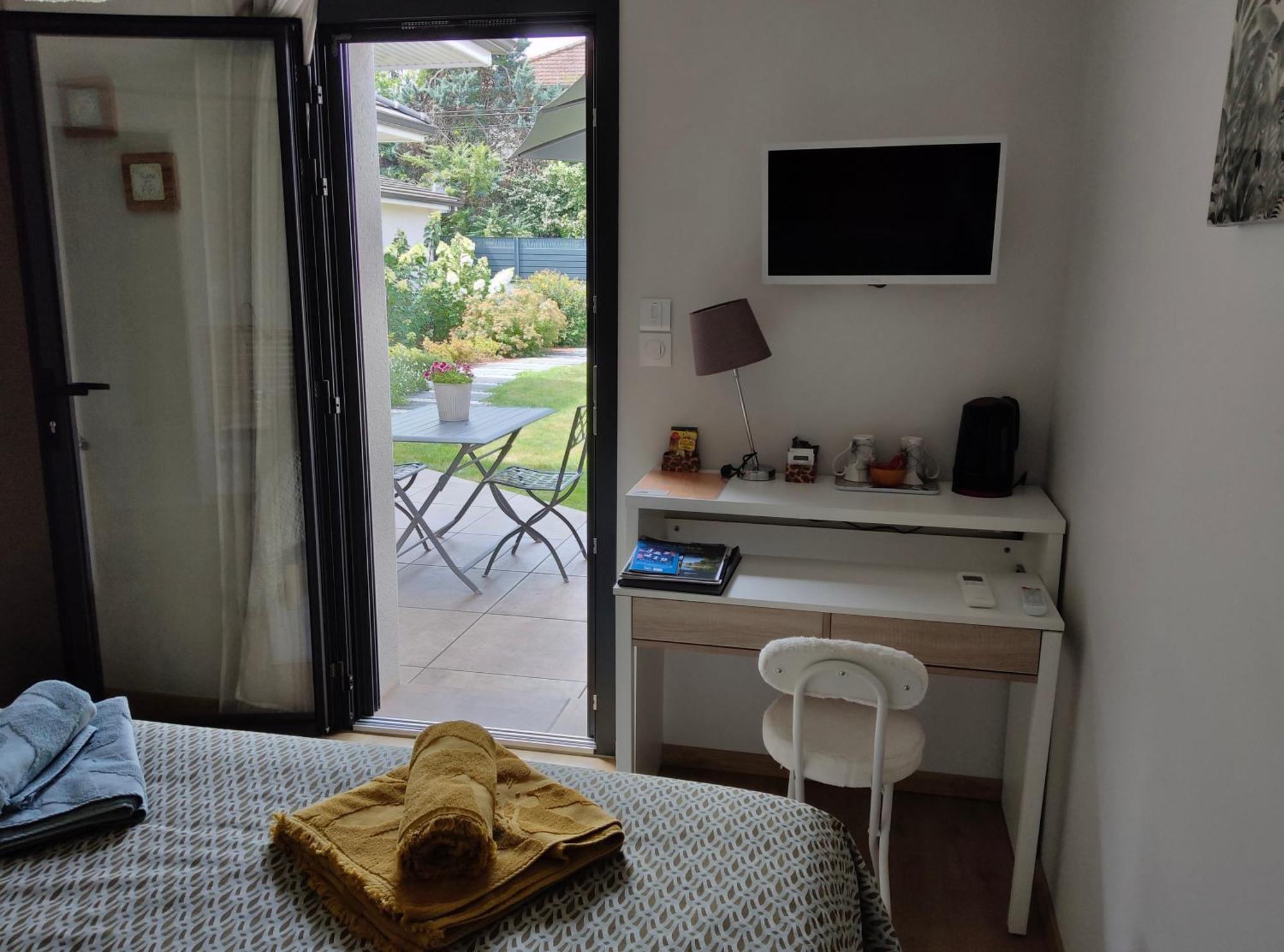 Du Cote De Chez Paule, Chambre Avec Entree Independante Et Salle D'Eau Privative Séméac Buitenkant foto